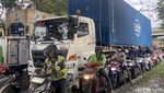 Banjir Rob Picu Kemacetan di Jalan Margomulyo Surabaya