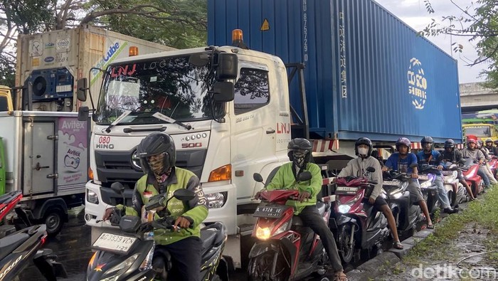 Kemacetan di Jalan Margomulyo Surabaya