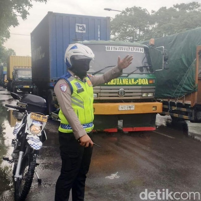 Banjir Rob Picu Kemacetan di Jalan Margomulyo Surabaya