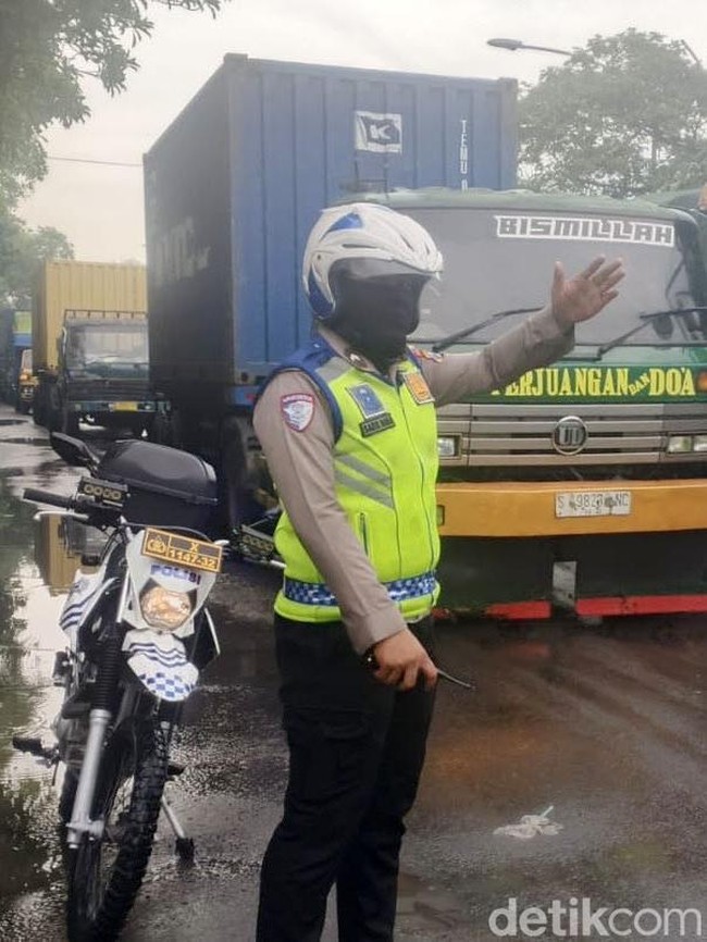 Banjir Rob Picu Kemacetan di Jalan Margomulyo Surabaya