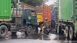 Banjir Rob Picu Kemacetan di Jalan Margomulyo Surabaya