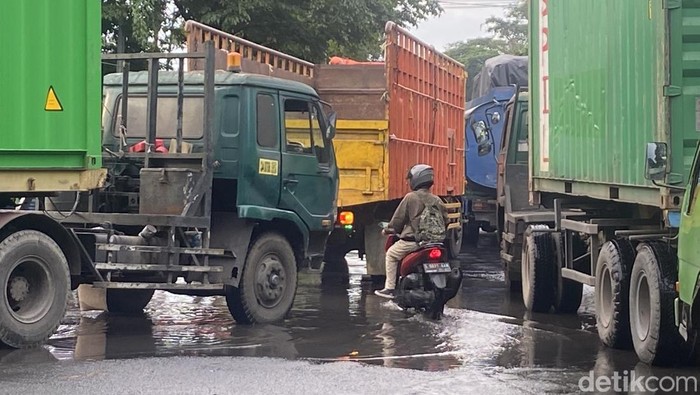 Kemacetan di Jalan Margomulyo Surabaya