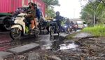 Banjir Rob Picu Kemacetan di Jalan Margomulyo Surabaya