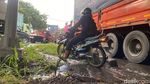 Banjir Rob Picu Kemacetan di Jalan Margomulyo Surabaya