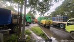 Banjir Rob Picu Kemacetan di Jalan Margomulyo Surabaya