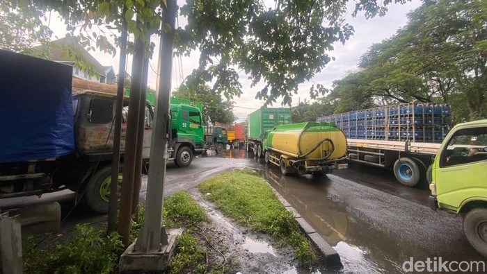 Kemacetan di Jalan Margomulyo Surabaya