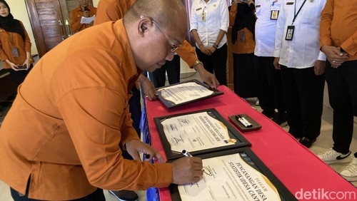 Kepala BPS Klungkung Anak Agung Gede Dirga Kardita tengah menandatangani pencanangan program Desa Cantik 2026 di Klungkung, Rabu (22/4/2026).