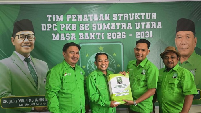 Keterangan foto: Koordinator Tim Penataan Struktur DPC PKB se-Sumut, Muniruddin Ritonga saat menerima berkas hasil Muscab (Dok. PKB Sumut)