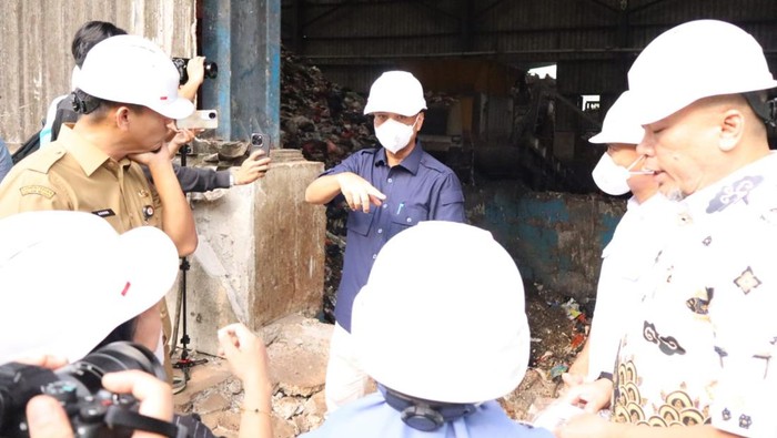 Pansus Pengelolaan Sampah DPRD DKI Jakarta meninjau TPST Bantargebang