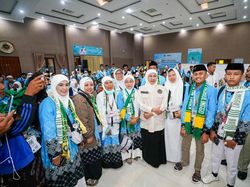 Salam Hangat Gubernur Khofifah Berangkatkan Kloter 1 Haji ke Tanah Suci