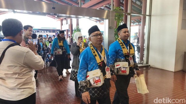 Ratusan Jemaah Haji Kloter 1 Embarkasi Banten Tiba di Bandara Soekarno Hatta