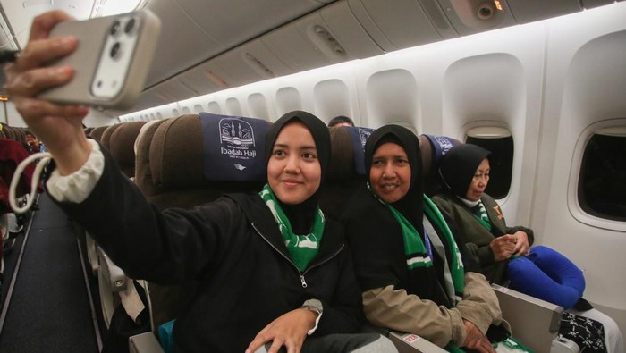 Kloter pertama jamaah calon haji Indonesia resmi diberangkatkan ke Tanah Suci, menandai dimulainya penyelenggaraan ibadah haji tahun 2026. Prosesi pelepasan berlangsung di sejumlah embarkasi dengan suasana khidmat yang diiringi doa serta haru dari keluarga yang mengantar. ANTARA FOTO