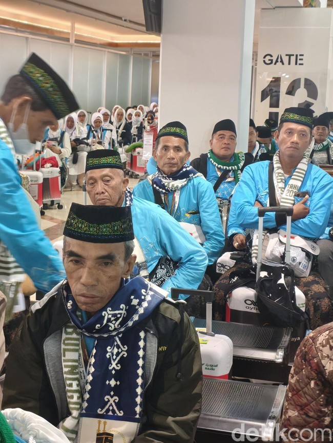 Kloter Perdana Haji 2026 Dilepas, 360 CJH Probolinggo Terbang dari Juanda