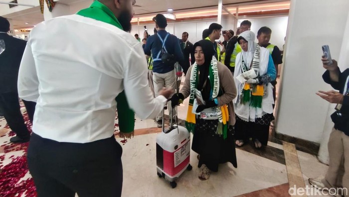 Kloter pertama haji embarkasi Surabaya berangkat ke Tanah Suci dari Bandara Juanda