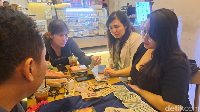 Komunitas Tarot Full Moon Surabaya.