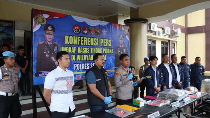 Konferensi pers Polres Serang terkait penangkapan dua pelaku pencurian kendaraan bermotor (curanmor) yang membawa senjata api (senpi) jenis pistol (dok.istimewa)