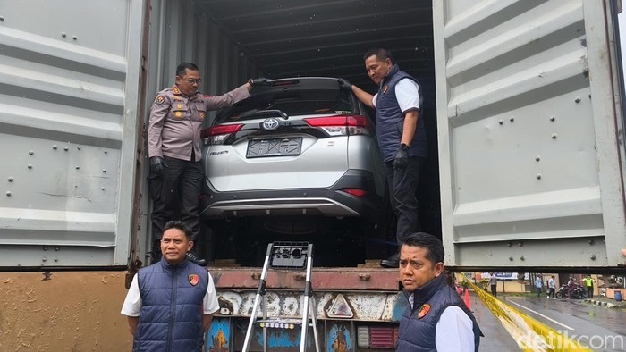 Kontainer berisi kendaraan yang hendak diselundupkan ke Timor Leste diamankan di Mako Dit Reskrimsus Polda Jateng, Rabu (22/4/2026).