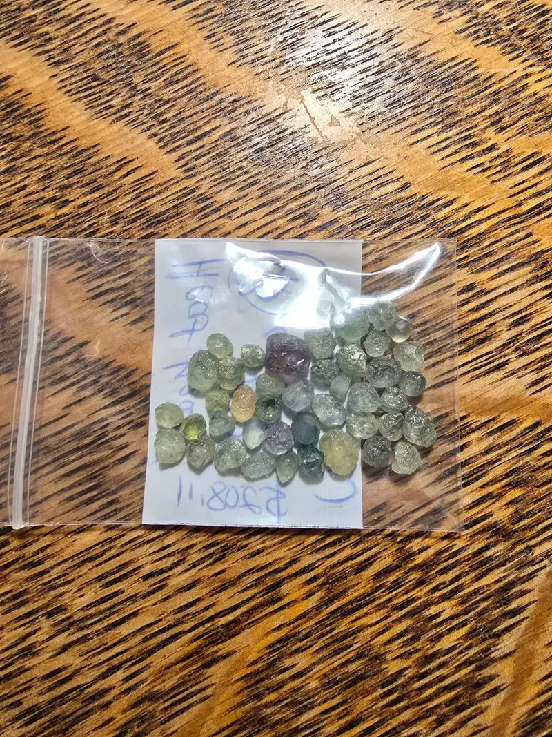 Lamar kekasih pakai batu kerikil safir mentah Lamar kekasih pakai batu kerikil safir mentah