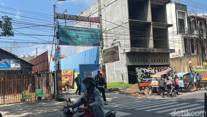 Lokasi persemayaman Raziman Tarigan dijaga personel Brimob. (Foto: Finta Rahyuni/detikSumut)