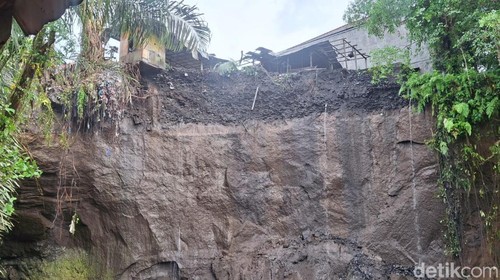 Longsor susulan kembali terjadi di tebing jalan penghubung Desa Peken Belayu-Kukuh, Kecamatan Marga, Tabanan, akibat hujan deras, Rabu (22/4/2026).