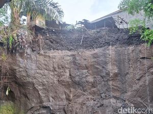 Hujan Deras Picu Longsor Susulan Tebing Jalan Belayu-Kukuh Tabanan