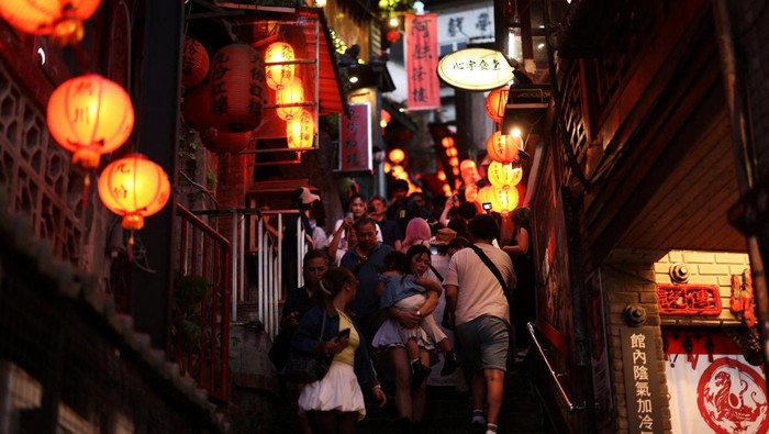 Tourists walk down an alleyway at Jiufen Old Street, in New Taipei City, Taiwan April 20, 2026.  REUTERS/Edgar Su