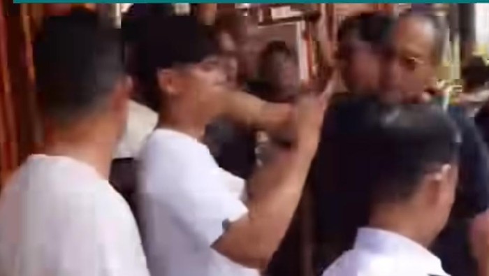 Seorang driver ojol wanita di Makassar diduga dianiaya oleh pelanggan. Massa ojol mengepung lokasi pelaku sebelum diamankan polisi.