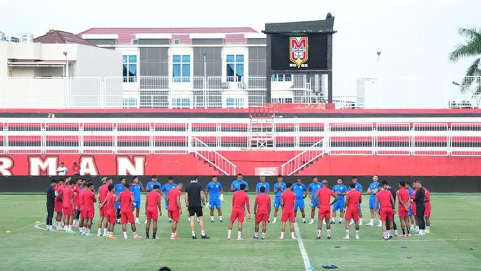 Malut United FC menggandeng klub asal Portugal, SL Benfica dalam pembangunan dan pengembangan sepak bola usia dini yang bernama Akademi Merah Putih.