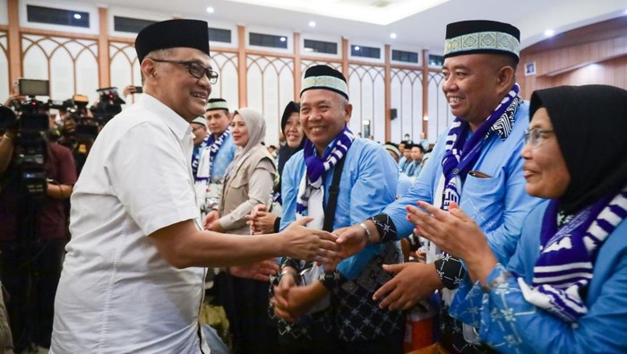 Menteri Haji dan Umrah, Mochamad Irfan Yusuf (Gus Irfan), saat melepas keberangkatan kloter pertama jemaah haji Indonesia tahun 1447 H/2026 M di Asrama Haji Pondok Gede, Jakarta, Selasa (21/4/2026).