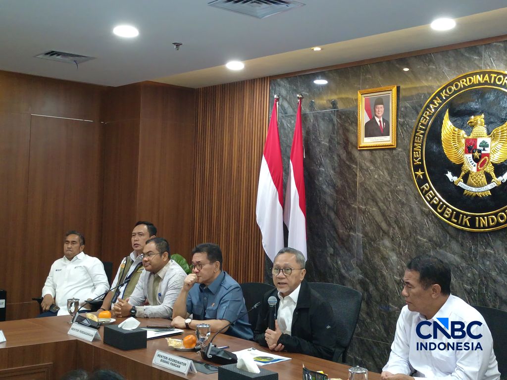 Menteri Koordinator Bidang Pangan Zulkifli Hasan saat konferensi pers i kantornya, Jakarta, Rabu (22/4/2026). (CNBC Indonesia/Martyasari Rizky)