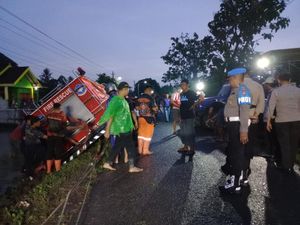 Mobil Damkar Terperosok ke Sawah Saat Menuju TKP Kebakaran di Bantul