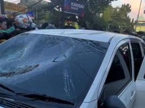 Heboh Sopir Taksi Online di Makassar Diamuk Massa hingga Mobil Dirusak