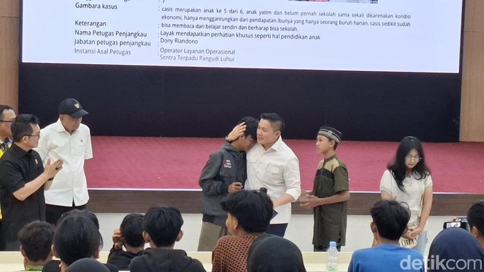 Momen haru calon siswa Sekolah Rakyat yang curhat ke Seskab Teddy Indra Wijaya saat berkunjung. (Brigitta Belia/detikcom)