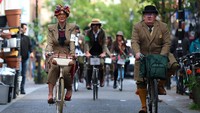 Peserta mengikuti acara Tweed Run di jalanan London, Inggris. REUTERS/Hannah McKay