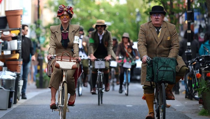 People ride their bicycles during the annual Tweed Run across London, Britain, April 18, 2026. REUTERS/Hannah McKay