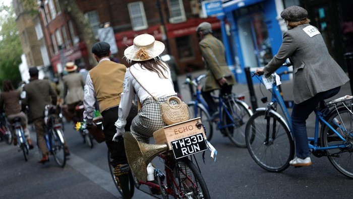 People ride their bicycles during the annual Tweed Run across London, Britain, April 18, 2026. REUTERS/Hannah McKay
