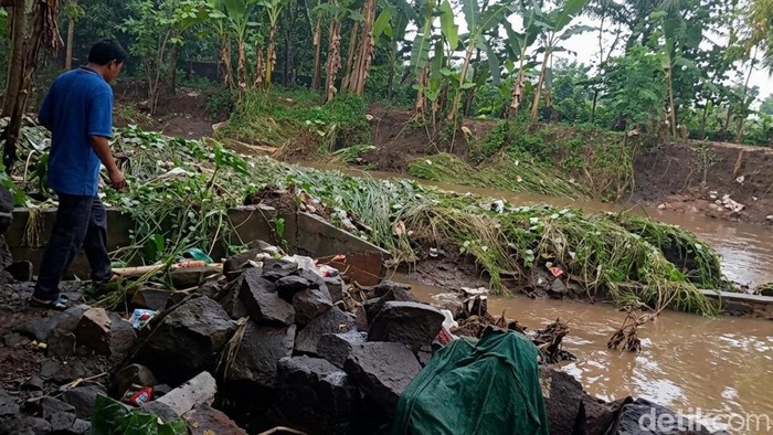 Parapet jebol akibat luapan Sungai Welang Pasuruan.