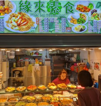Warung makan ini menawarkan makanan gartis ke lansia, tetapi ketika ada pasangan lansia datang, mereka justru ditagih biaya makan.