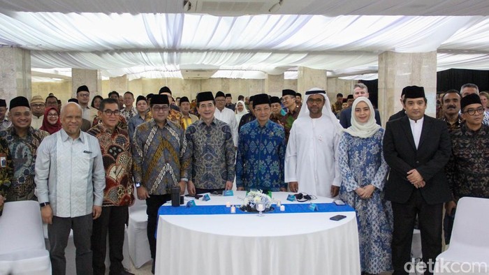 Mohammad Farrel via detik.com 
Attachments
2:55 PM (48 minutes ago)
to DetikCom

Potensi pasar halal global yang diproyeksi mencapai Rp51 ribu triliun menjadi peluang strategis bagi RI. Hal ini disampaikan dalam Halal Bihalal Forum Bisnis Negara Islam Asia Pacific (B57+) di Masjid Istiqlal, Jakarta Pusat, Rabu (22/4/2026).

1. Ekonomi halal global diproyeksikan terus tumbuh signifikan hingga mencapai US$ 9 triliun pada 2030. Besarnya potensi ini menempatkan Indonesia dalam posisi strategis untuk menjadi pusat pertumbuhan ekonomi halal dunia.

2. Isu tersebut mengemuka dalam kegiatan Halal Bihalal Forum Bisnis Negara Islam Asia Pacific (B57+) yang digelar di Masjid Istiqlal, Jakarta Pusat, Rabu (22/4/2026). Forum ini menjadi ajang konsolidasi pelaku usaha dan pemangku kepentingan dalam memperkuat kerja sama ekonomi halal di kawasan.

3. Ketua B57+ Asia Pacific, Arsjad Rasjid, menilai ekonomi halal sebagai salah satu sektor paling siap dan potensial di tengah ketidakpastian global. Pasar ini dinilai mampu melampaui batas agama, budaya, dan geografi, serta berkembang menjadi kekuatan ekonomi baru yang inklusif.