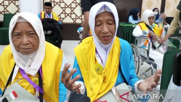 Patimang Hibbu Manne (kanan), calon haji asal Kabupaten Bone, Sulsel, yang berangkat dengan mengumpulkan uang dari hasil rumput laut, saat ditemui di Asrama Haji Sudiang Makassar, Rabu, (22/4/2026).