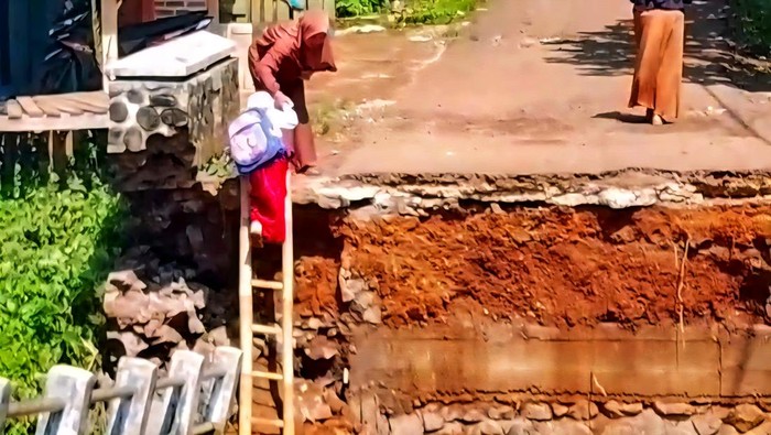 Pelajar di Sukabumi Panjat Tangga Bambu Akibat Jembatan Putus.