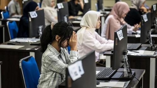 Peserta berdoa sebelum memulai Ujian Tulis Berbasis Komputer Seleksi Nasional Berdasarkan Tes (UTBK-SNBT) 2026 di Universitas Diponegoro (UNDIP), Tembalang, Semarang, Jawa Tengah, Rabu (22/4/2026). Sebanyak 23.933 peserta tercatat mengikuti UTBK-SNBT 2026 di UNDIP yang digelar pada 21-29 April 2026. ANTARA FOTO/Aprillio Akbar
