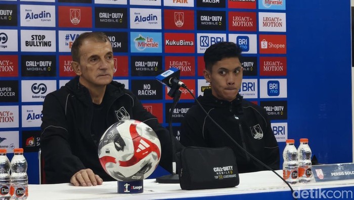 Pelatih Persis Solo Milomir Seslija, saat konferensi pers di Stadion Manahan Solo, Rabu (22/4/2026).