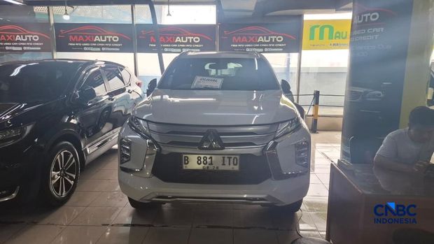 Penjualan mobil bekas Pajero, Fortuner, hingga Innova diesel efek harga solar naik di WTC Mangga Dua, Jakarta, Rabu (22/4/2026). (CNBC Indonesia/Chandra Dwi Pranata)