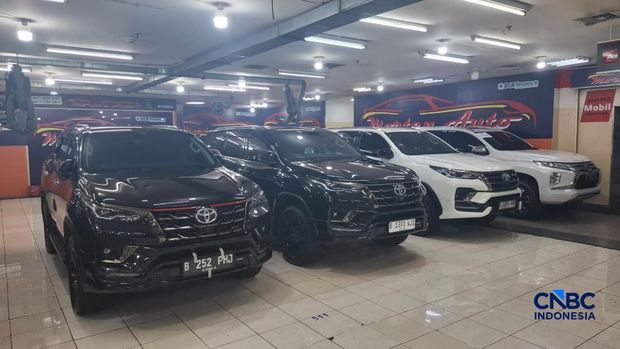Penjualan mobil bekas Pajero, Fortuner, hingga Innova diesel efek harga solar naik di WTC Mangga Dua, Jakarta, Rabu (22/4/2026). (CNBC Indonesia/Chandra Dwi Pranata)