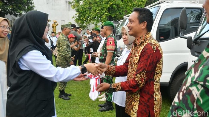 Penyerahan truk untuk KDKMP dari PT. Agrinas Nusantara kepada pengurus.