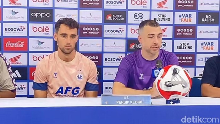 Pelatih Persik, Marcos Reina (kanan) dan Pemain (Imanol Garcia) saat konferensi pers jelang laga kontra PSM Makassar.