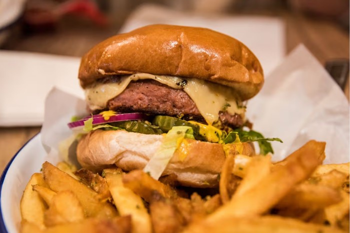 Pesan Burger di Restoran, Pelanggan Ini Marah Ketika Tahu Tenryata Vegan!