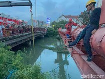 Aksi 2 Pria di Surabaya Gagal Jambret Berakhir Motor Tercebur ke Sungai