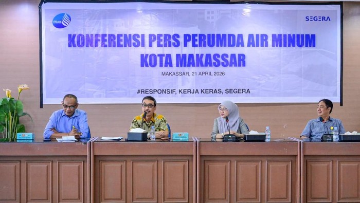 Plt Dirut PDAM Makassar Andi Syahrum (pakai batik) saat memimpin konferensi pers bersama jajaran direksi